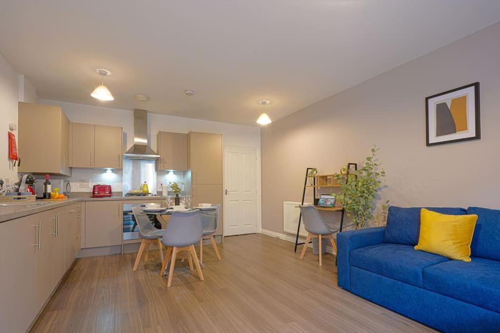 Luxury Campbell Park Apartments In Central Mk With Balcony, Free Parking & Smart Tv With Netflix By Yoko Property Milton Keynes Bagian luar foto