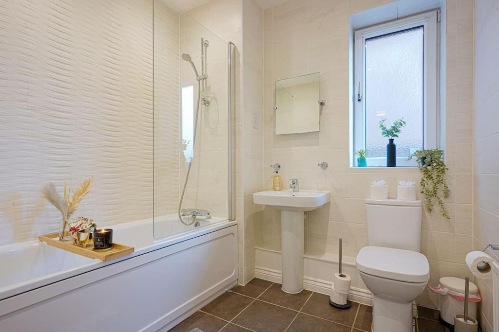 Luxury Campbell Park Apartments In Central Mk With Balcony, Free Parking & Smart Tv With Netflix By Yoko Property Milton Keynes Bagian luar foto