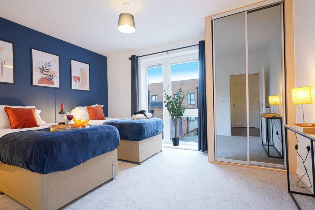 Luxury Campbell Park Apartments In Central Mk With Balcony, Free Parking & Smart Tv With Netflix By Yoko Property Milton Keynes Bagian luar foto