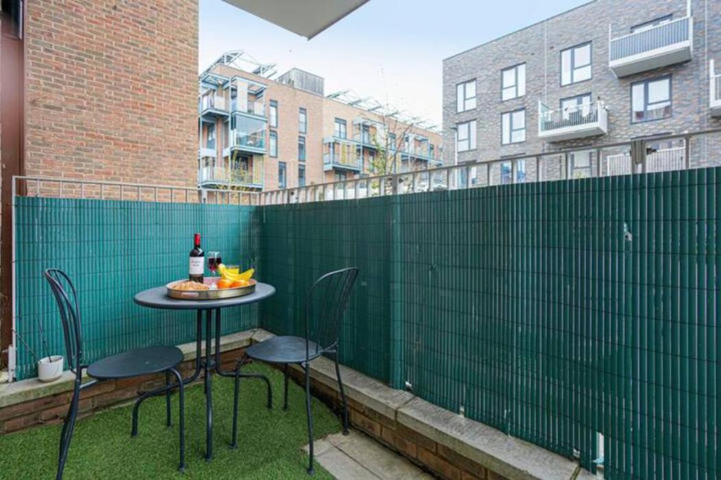 Luxury Campbell Park Apartments In Central Mk With Balcony, Free Parking & Smart Tv With Netflix By Yoko Property Milton Keynes Bagian luar foto